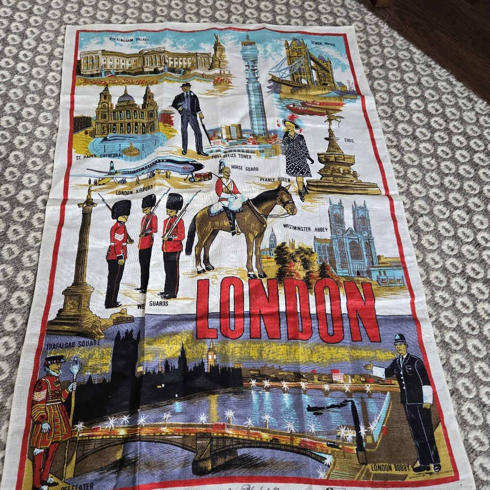 Vintage London England UK Tea Towel Souvenir Wall Hanging Made of Irish Linen